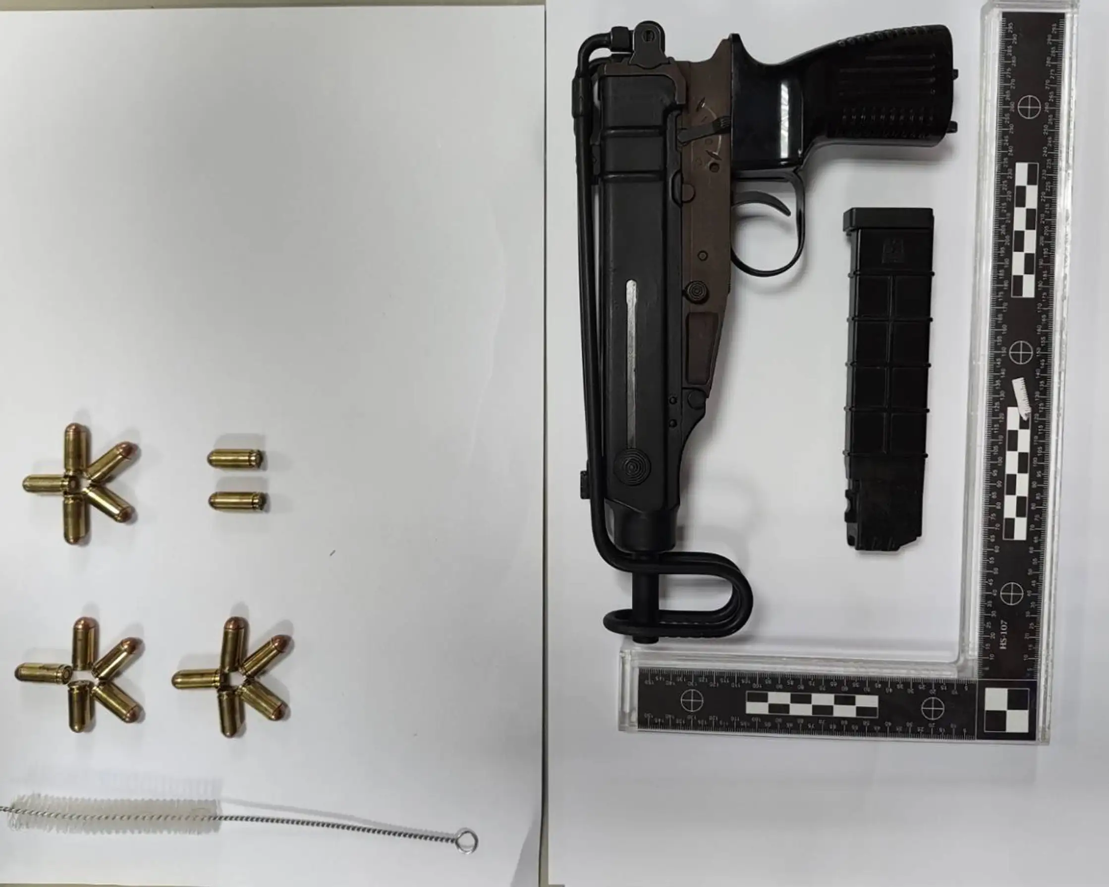 台南市警察局第六分局偵辦喜樹路街頭糾紛案，在涉案男子背包內查獲改造烏茲衝鋒槍1枝及子彈17顆。(台南市警察局第六分局提供)
