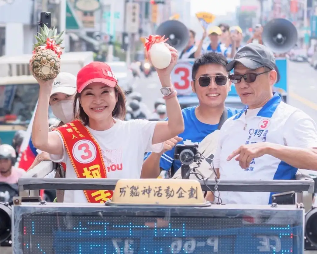 國民黨高雄市長候選人柯志恩27日參加候選人號次抽籤，抽中3號後高喊「3出奇蹟，翻轉高雄」，隨即與丈夫搭乘吉普車展開市區掃街，沿途向民眾揮手拜票。（柯志恩團隊提供）