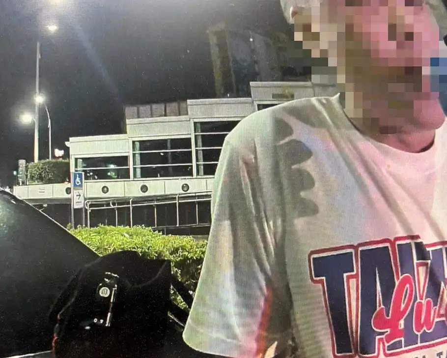 高雄前鎮分局員警25日凌晨巡邏時，發現42歲林姓男子駕車跨越車道且車速過快，攔查後發現涉嫌酒駕，駕照也早已遭註銷。(高雄市政府警察局前鎮分局提供)