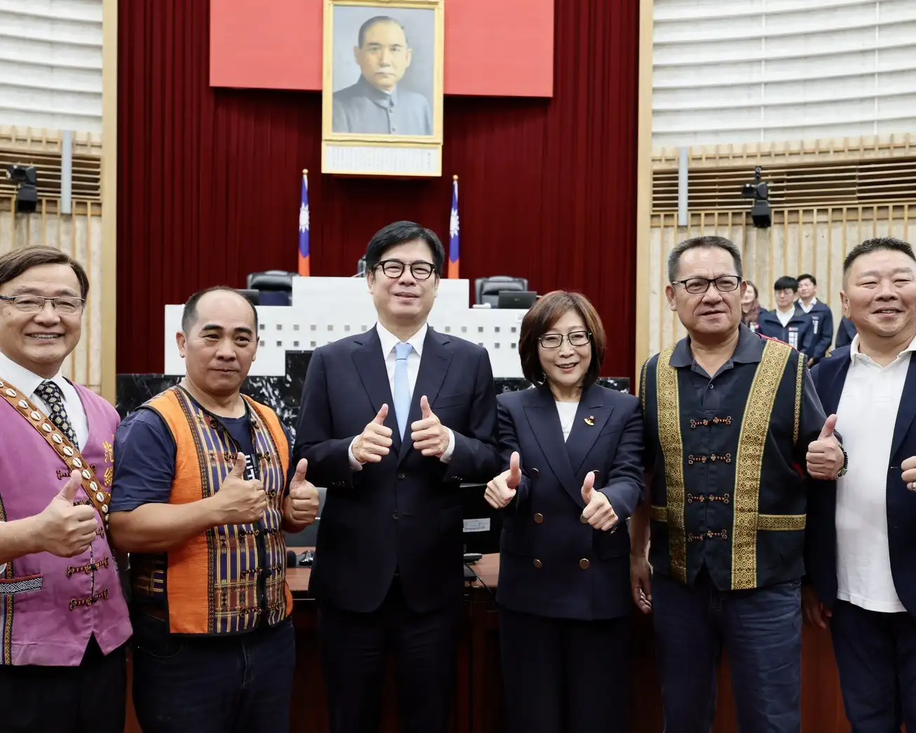 高雄市議會28日舉行第四屆第八次定期大會閉幕，市長陳其邁感謝議會六年來的監督與支持，並回顧府會攜手推動市政建設的歷程。（高雄市府提供）