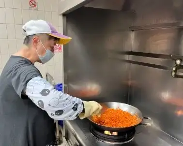 阿和於職場實際工作剪影。（圖／朴子就業中心提供）