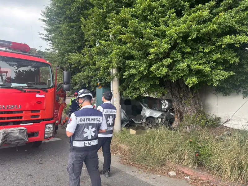 高雄小港死亡車禍  46歲男駕車跨對向車道撞樹