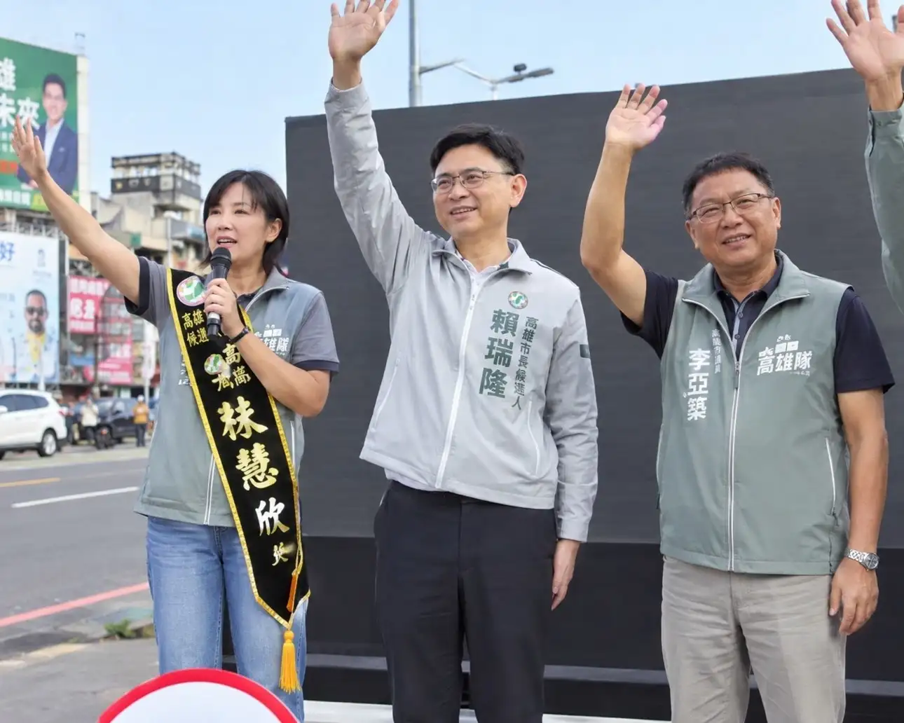 民進黨高雄市長候選人賴瑞隆29日上午與高雄隊競選夥伴分赴各選區路口拜票，向往來市民問早、爭取支持，展現團隊聯合作戰氣勢。（賴瑞隆團隊提供）