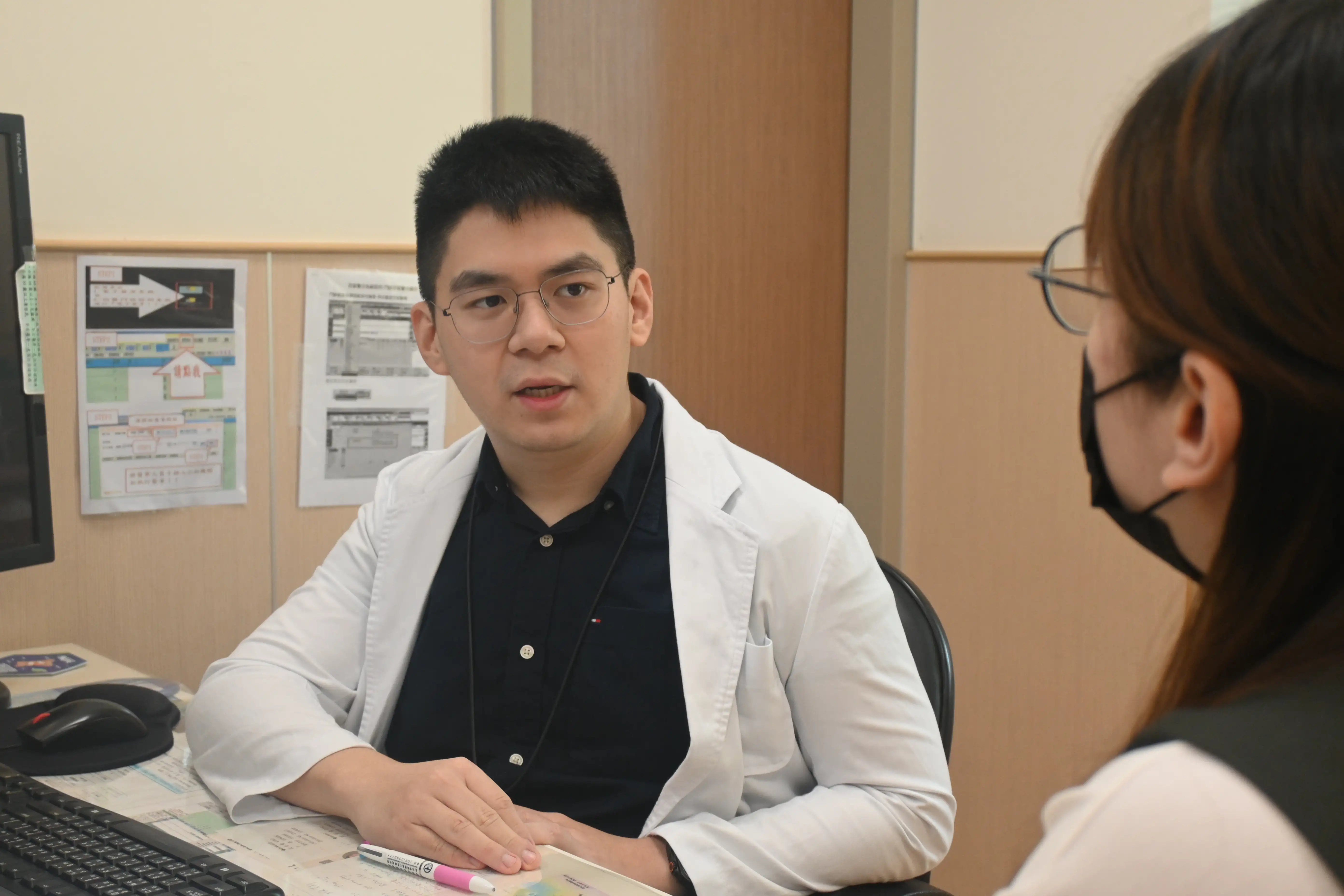 安南醫院神經內科醫師蕭哲輝提醒，若記憶力持續衰退並影響日常生活，應及早就醫評估，把握阿茲海默症早期診療時機。(圖/安南醫院提供)