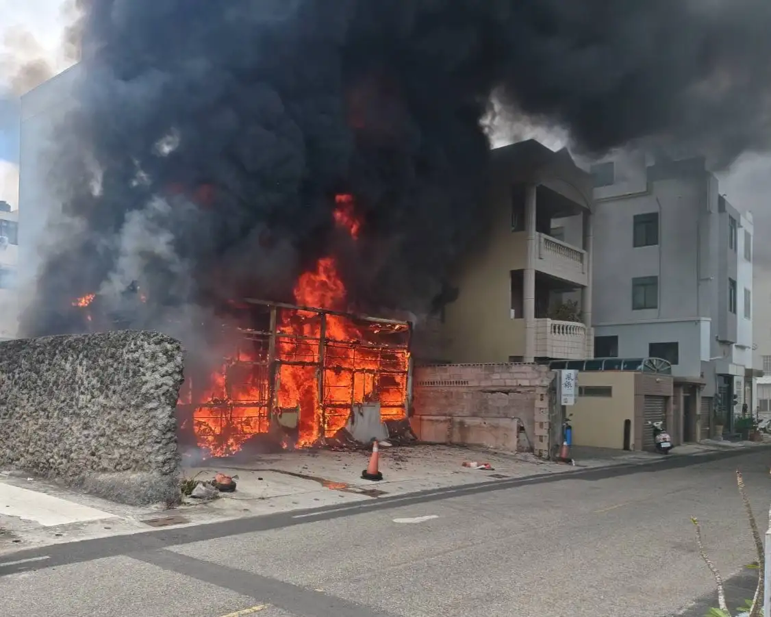 澎湖馬公市成功街30日下午發生租車行車庫火警，鐵皮建物全面燃燒，現場濃煙密布。（澎湖縣政府消防局提供）