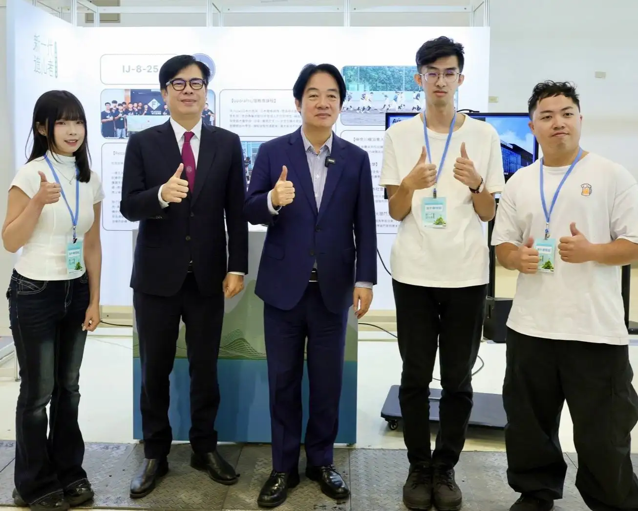 總統賴清德與高雄市長陳其邁30日共同出席青年百億海外圓夢基金計畫全國成果展，參與傳承啟動儀式並巡禮展區，鼓勵青年拓展國際視野，將海外學習經驗帶回台灣。（高雄市府提供）