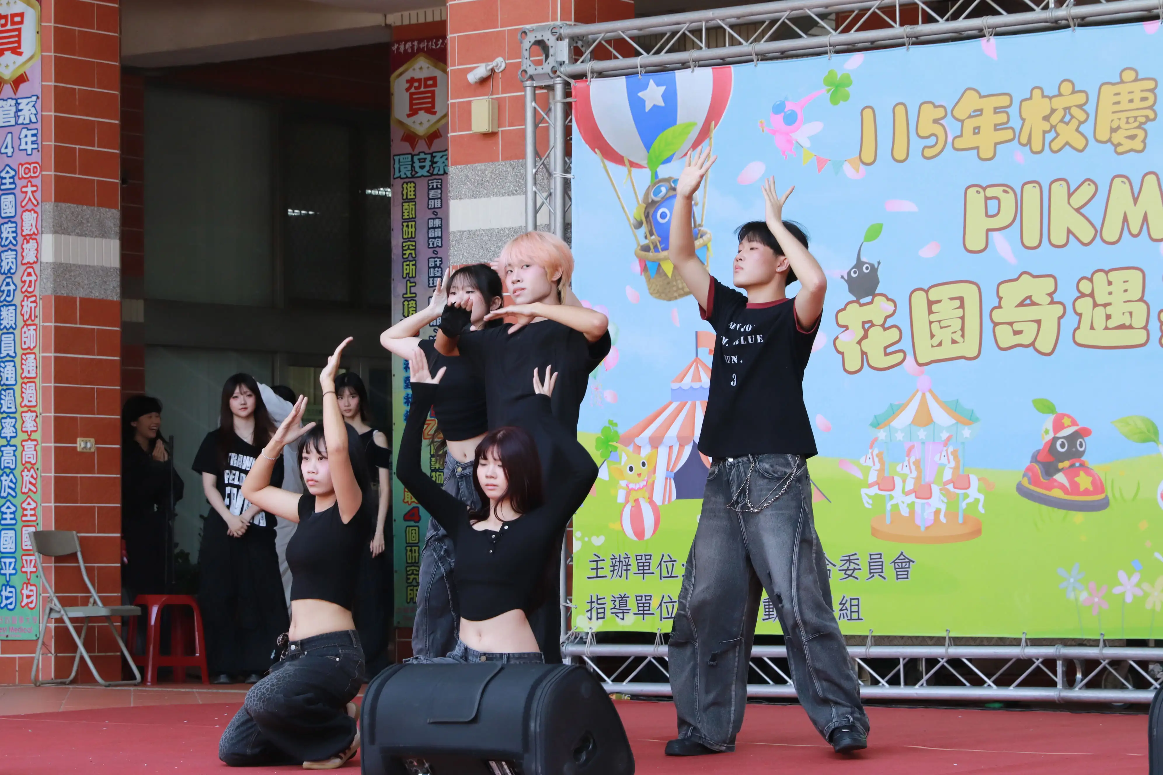 中華醫大歡慶創校58週年，學生社團於校慶文化祭輪番登台演出，呈現多元才藝與校園文化特色。(中華醫大提供)