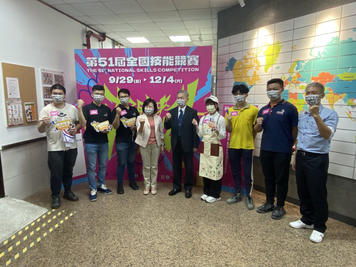 行政院沈副院長(右四)與勞動部阿春部長(左四)替雲嘉南分署國手加油打氣並合照留影。