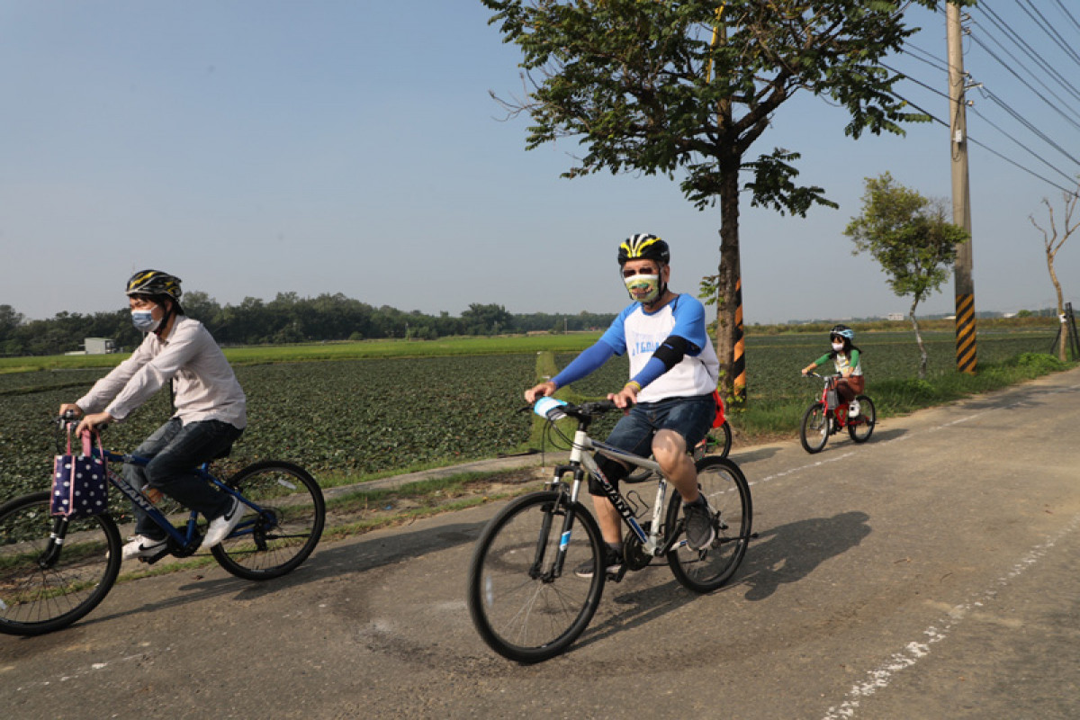 在官田騎乘自行車，沿途可欣賞菱田風光