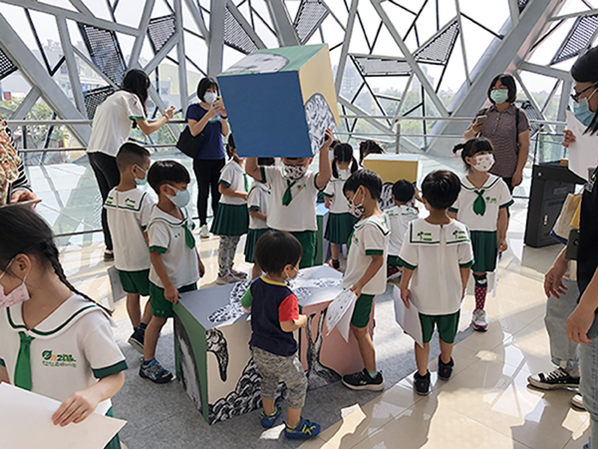 ⬆仁仁森林幼兒園的小朋友對史前動物印章及動物拓印充滿好奇。