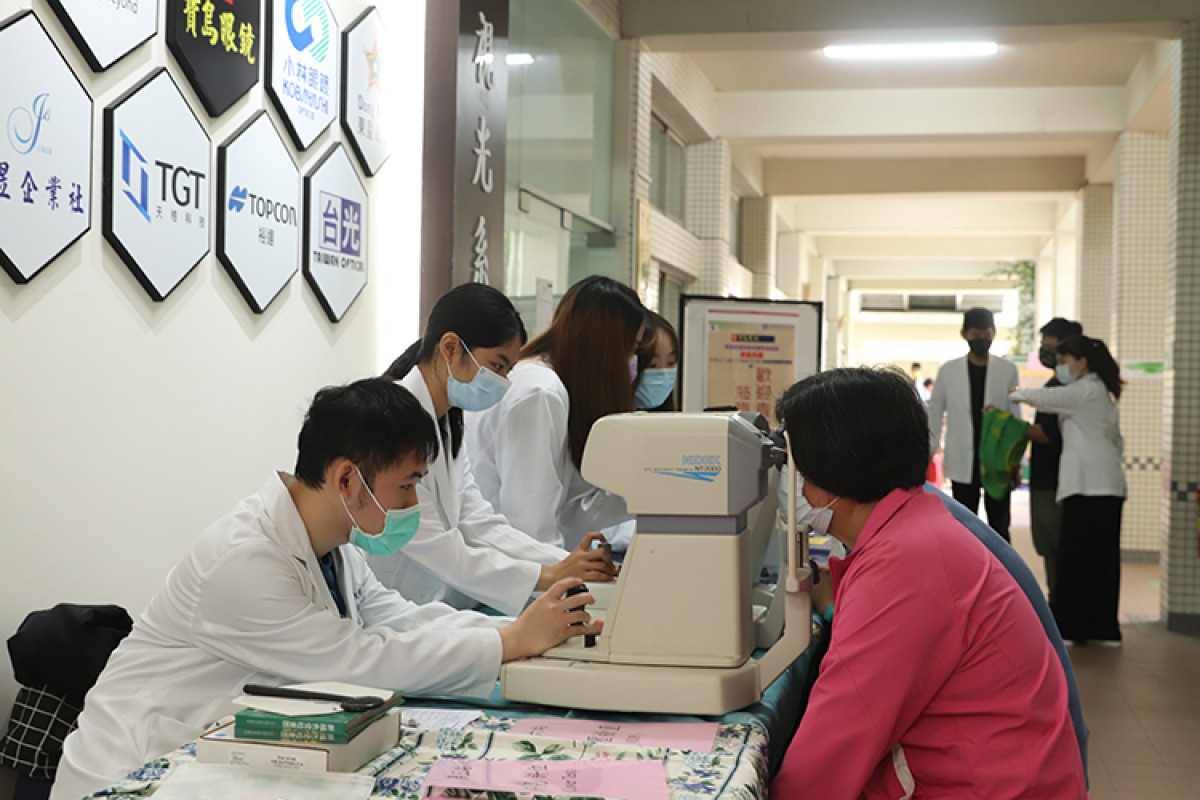 中華醫大推出視光週視力健檢服務,吸引師生前往接受視力檢查和保健諮詢。