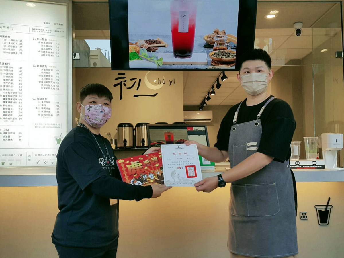 只要來初一茶飲購買招牌奶蓋系列就可以為流浪動物盡一份心力