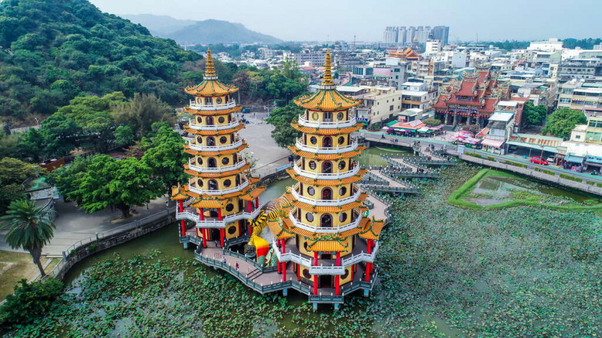 左營舊城商圈近年致力蓮潭低碳數位旅遊，推廣眷村特色美食及百年廟宇文化。