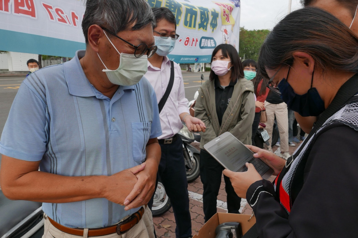 為使第二波商圈夜市圈發放更順暢，民眾排隊時，由行動服務人員用平板驗證身分證號，及拍照民眾將兌換的振興券與證件留存。