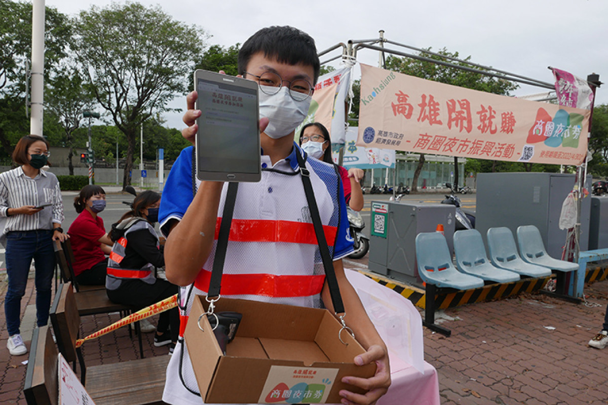 為使第二波商圈夜市圈發放更順暢，民眾排隊時，由行動服務人員用平板驗證身分證號，及拍照民眾將兌換的振興券與證件留存。