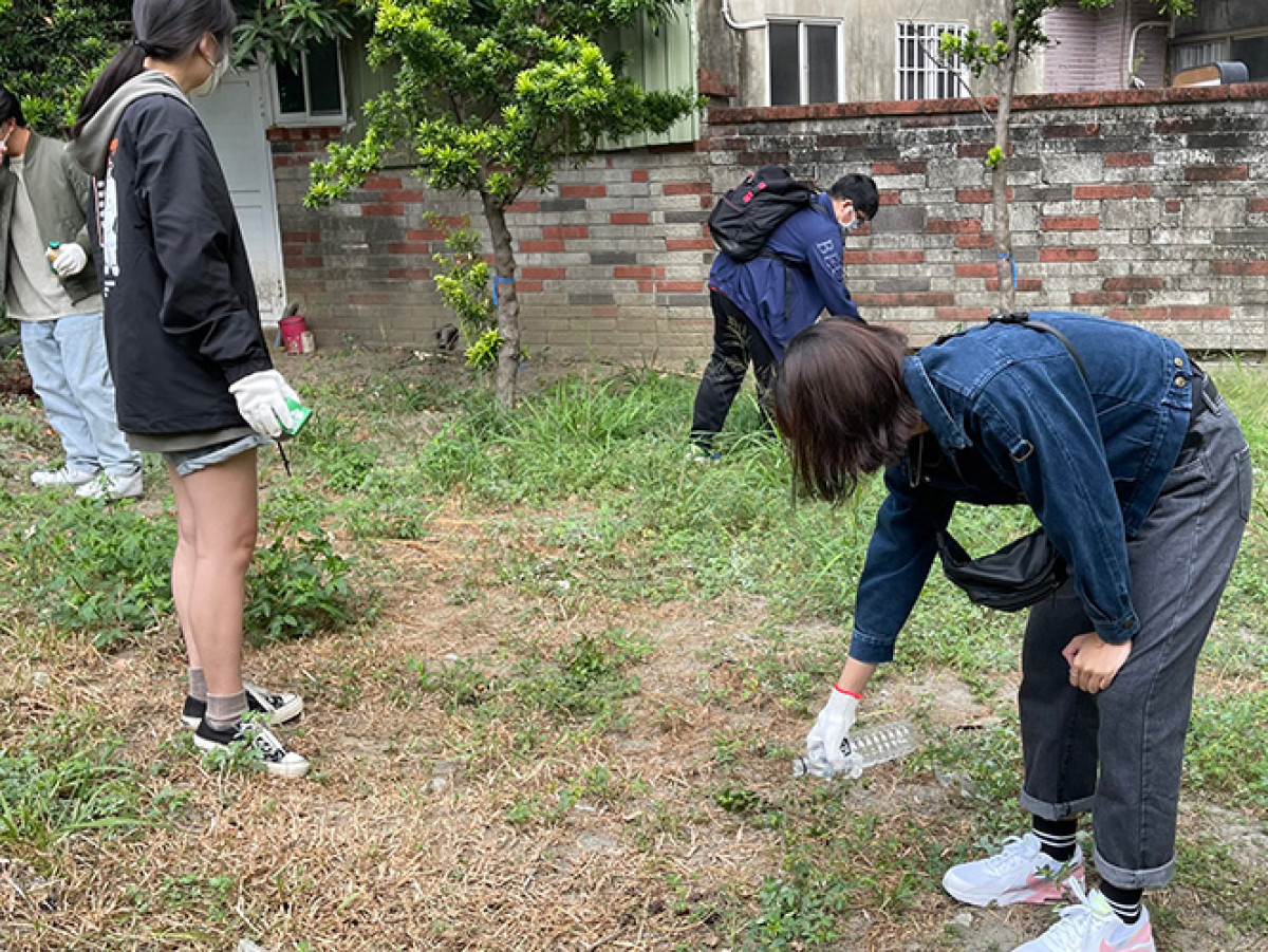 中華醫事科大登革熱防治知行合「醫」團隊利用假日，前往學校鄰近的社區協助病媒蚊孳生源清理。