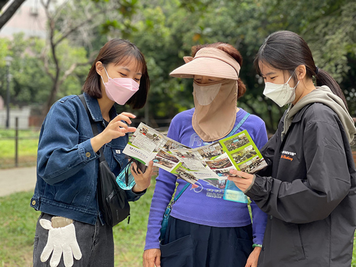 中華醫事科大登革熱防治知行合「醫」團隊向社區民眾宣導如何阻絕病媒蚊孳生和預防登革熱。