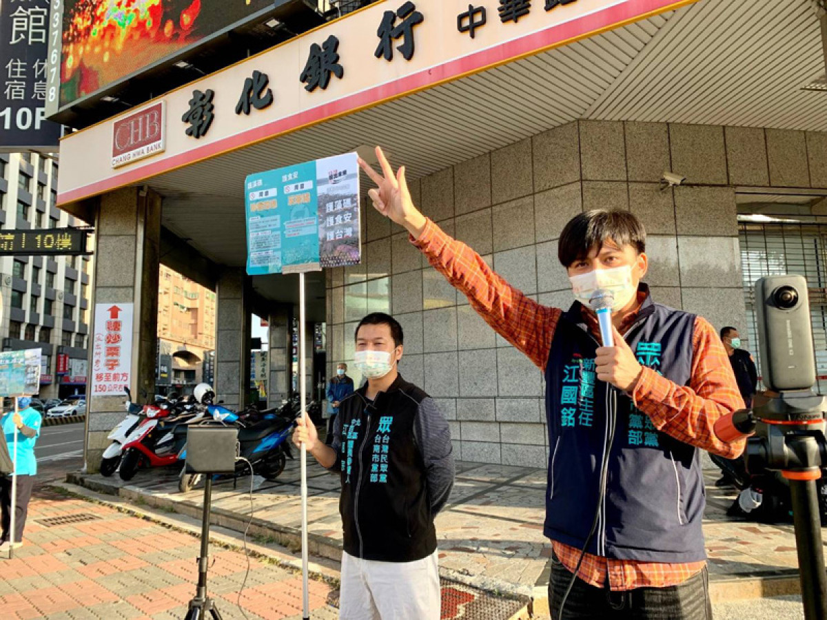 民眾黨參選人在台南街頭宣揚公投理念。