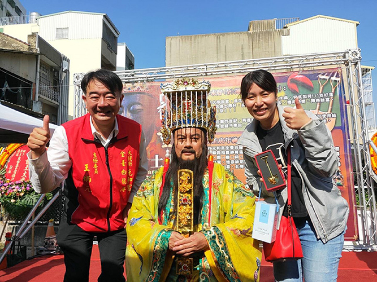 第100位擲到金鏟的幸運兒與保生大帝(中) 王炳元主委(左)合影