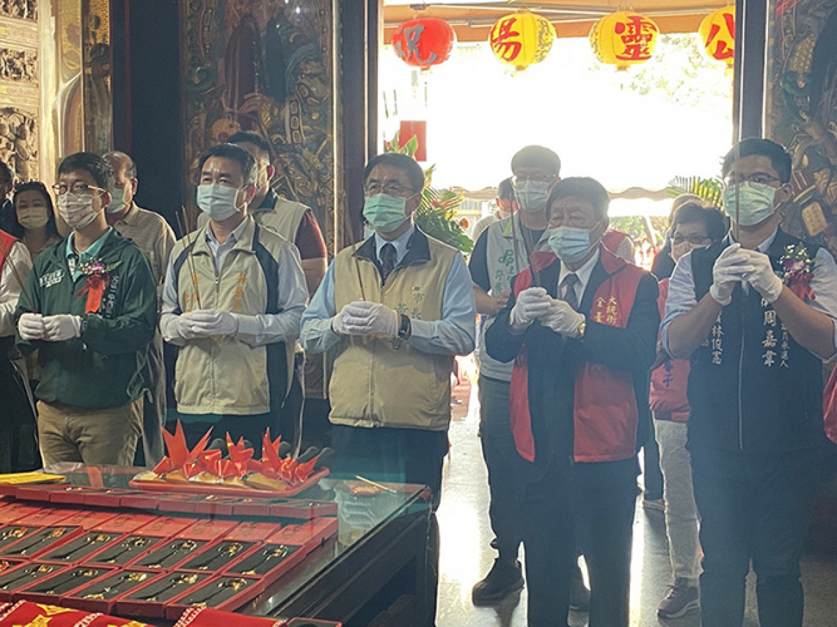 市長黃偉哲(中)上香祈求元和宮重修動土大典圓滿順利