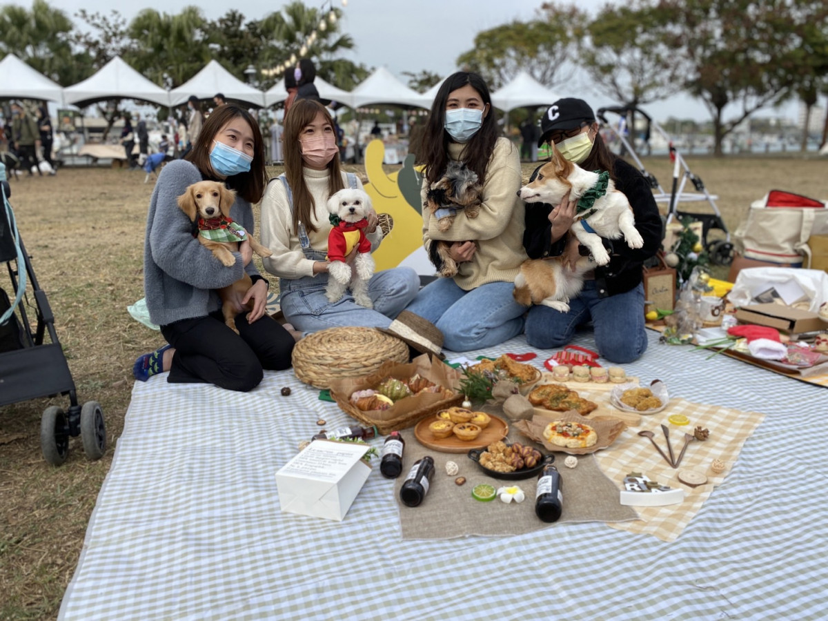 活動現場吸引民眾帶狗野餐