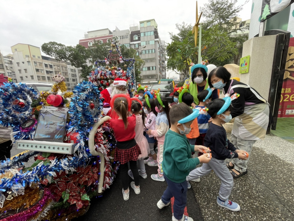 佳恩幼兒園的小朋友看到聖誕老人出現一擁而上，開心跟聖誕老人領糖果