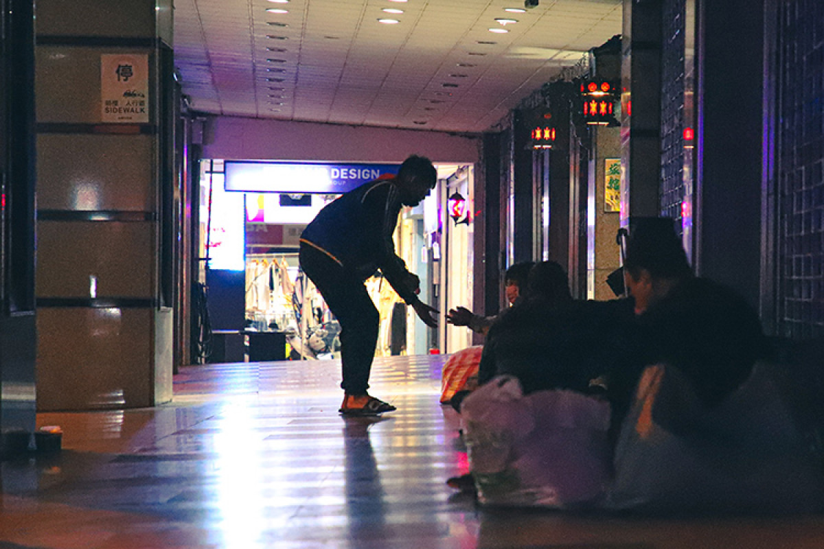 電子系學會至北門路騎樓為街友送上湯圓