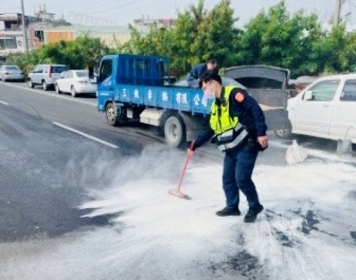 沙拉油灑滿地,東港警方火速清除路面油漬。(警方提供)