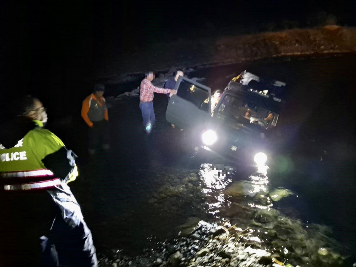 民眾深入山區戲水車輛陷入，枋寮警方搜救協助脫困。（警方提供）