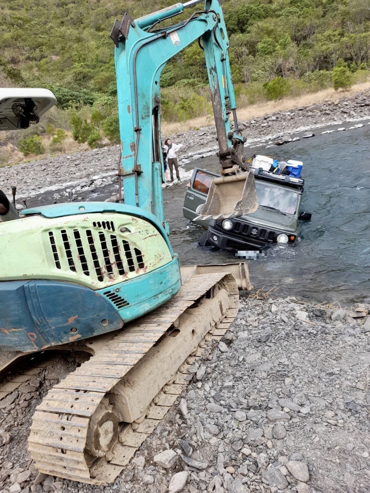 民眾深入山區戲水車輛陷入，枋寮警方搜救協助脫困。（警方提供）