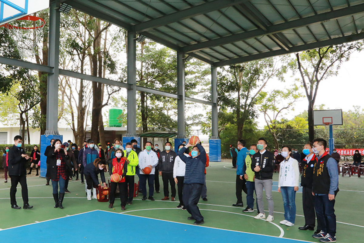 市長為新化區體育公園風雨籃球場啟用開球