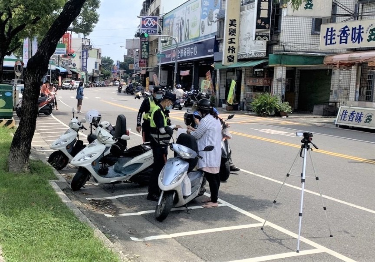 行人路權優先，屏東警方加強路口安全大執法。