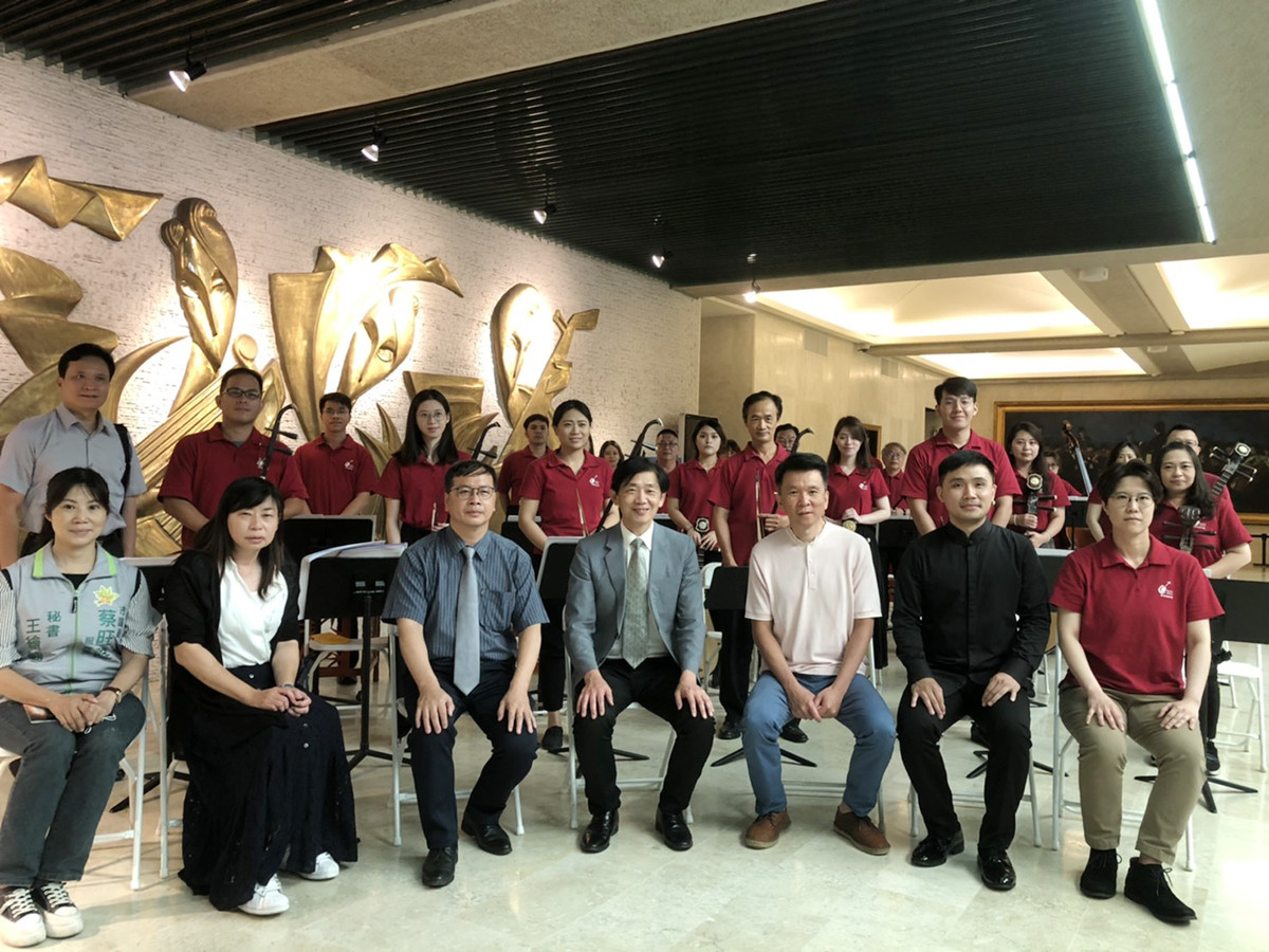 文化局長葉澤山(中)與台南民族管絃樂團團長劉文祥(左三)、音樂家劉江濱老師(右三)、台南市民族管絃樂團絃樂組長王姿文(右一)、新竹青年國樂團首席溫育良(右二),共同開啟大江南北演奏會序幕