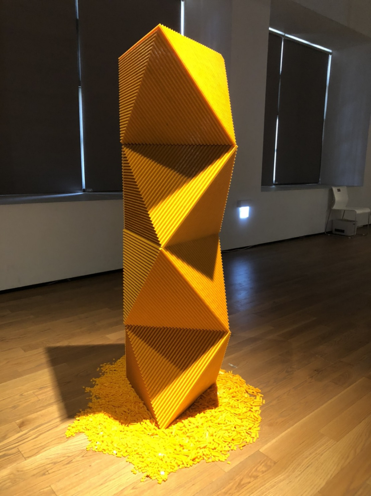 數學家吳寬瀛以幾何概念建構積木造形的可能性。