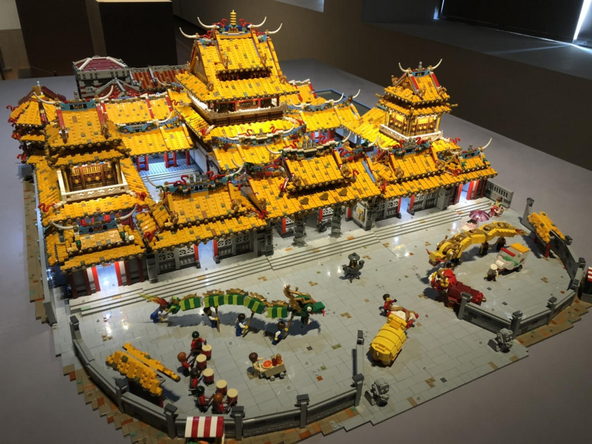 知名積木藝術家黃彥智作品:北港朝天宮。不管是廟宇,或是廟埕前的舞龍及鑼鼓陣,全都唯妙唯肖。