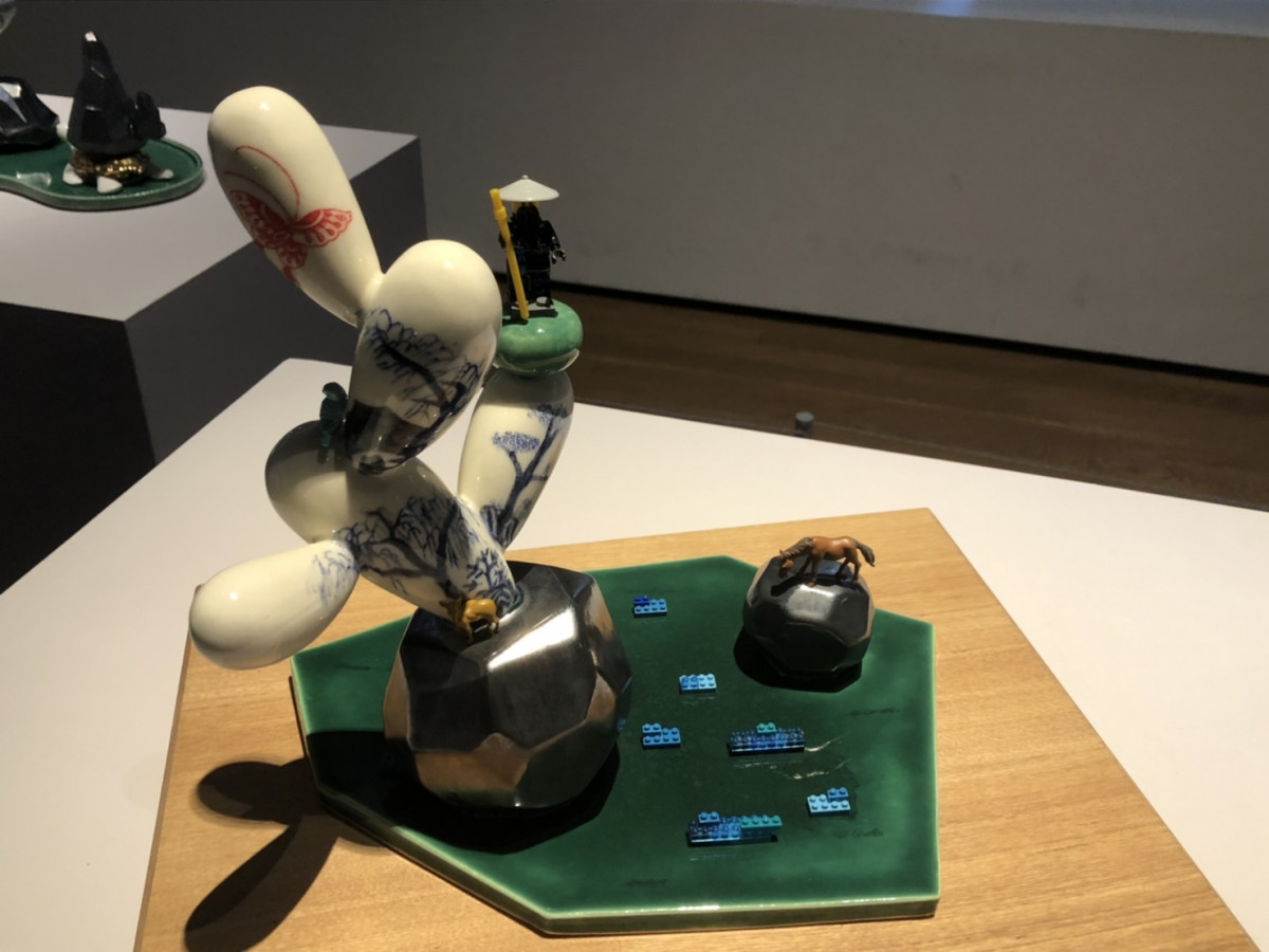 葉怡利作品:馬鹿風景。透過反差極大的玩具積木與瓷器,呈現出不同童趣。