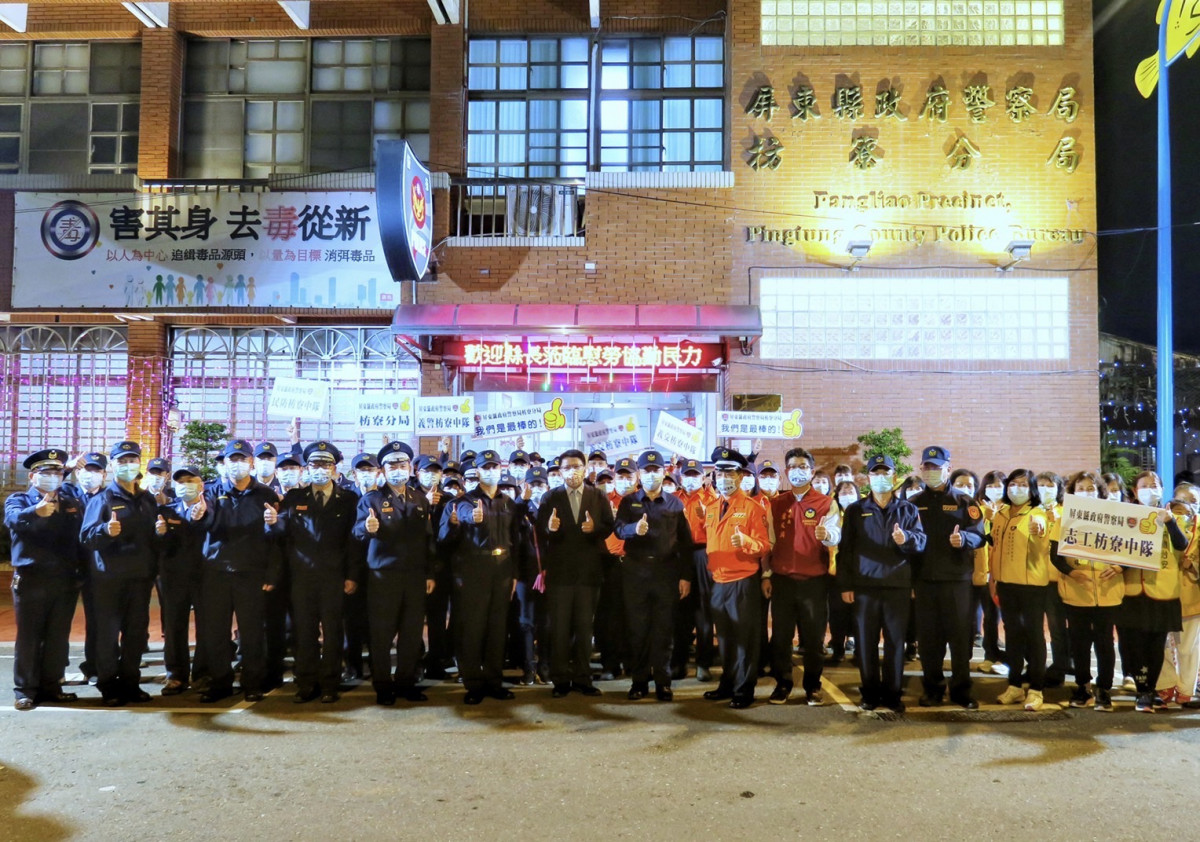 屏東縣長潘孟安慰問111年加強重要節日安全維護工作執勤員警及協勤民力。