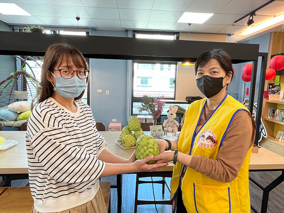 今日在永康就業中心舉辦徵才活動，就服人員在現場分享鳳梨釋迦給投遞履歷的求職民眾，收到鳳梨釋迦的民眾驚喜又開心。