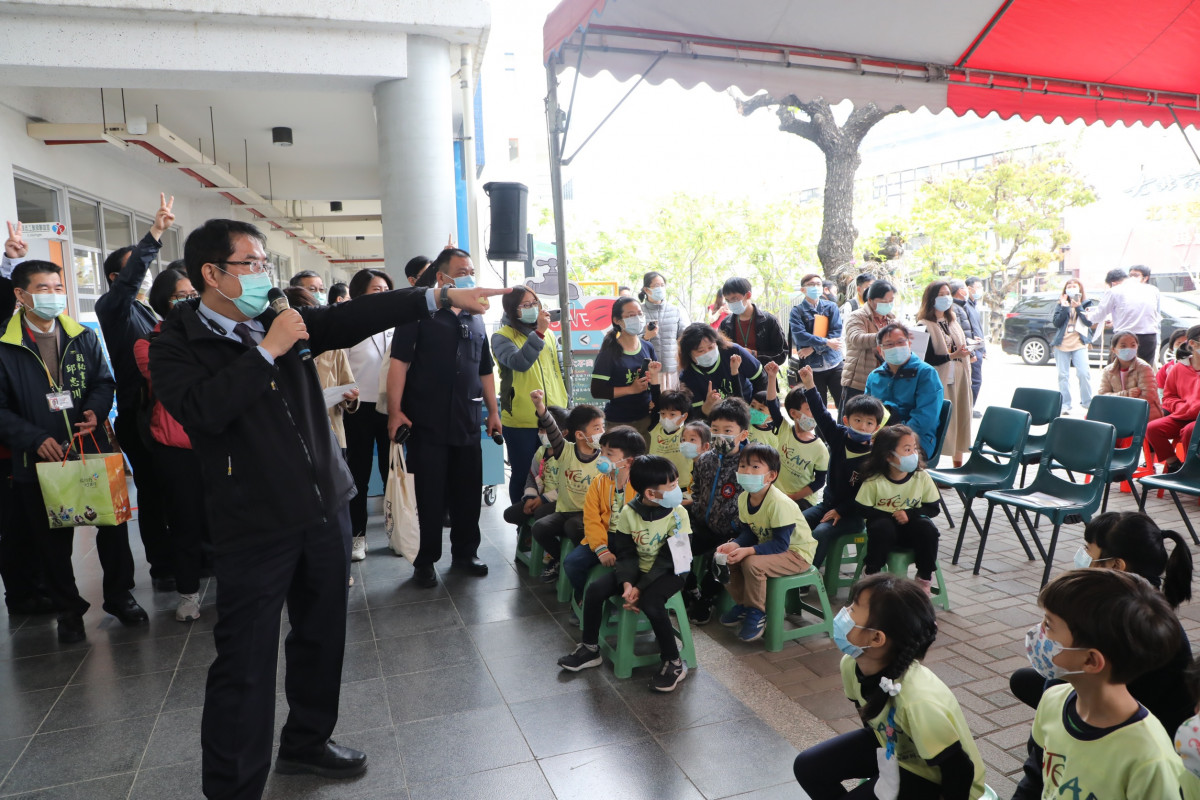 台南市長黃偉哲黃偉哲與新南國小學童進行節水知識有獎徵答。