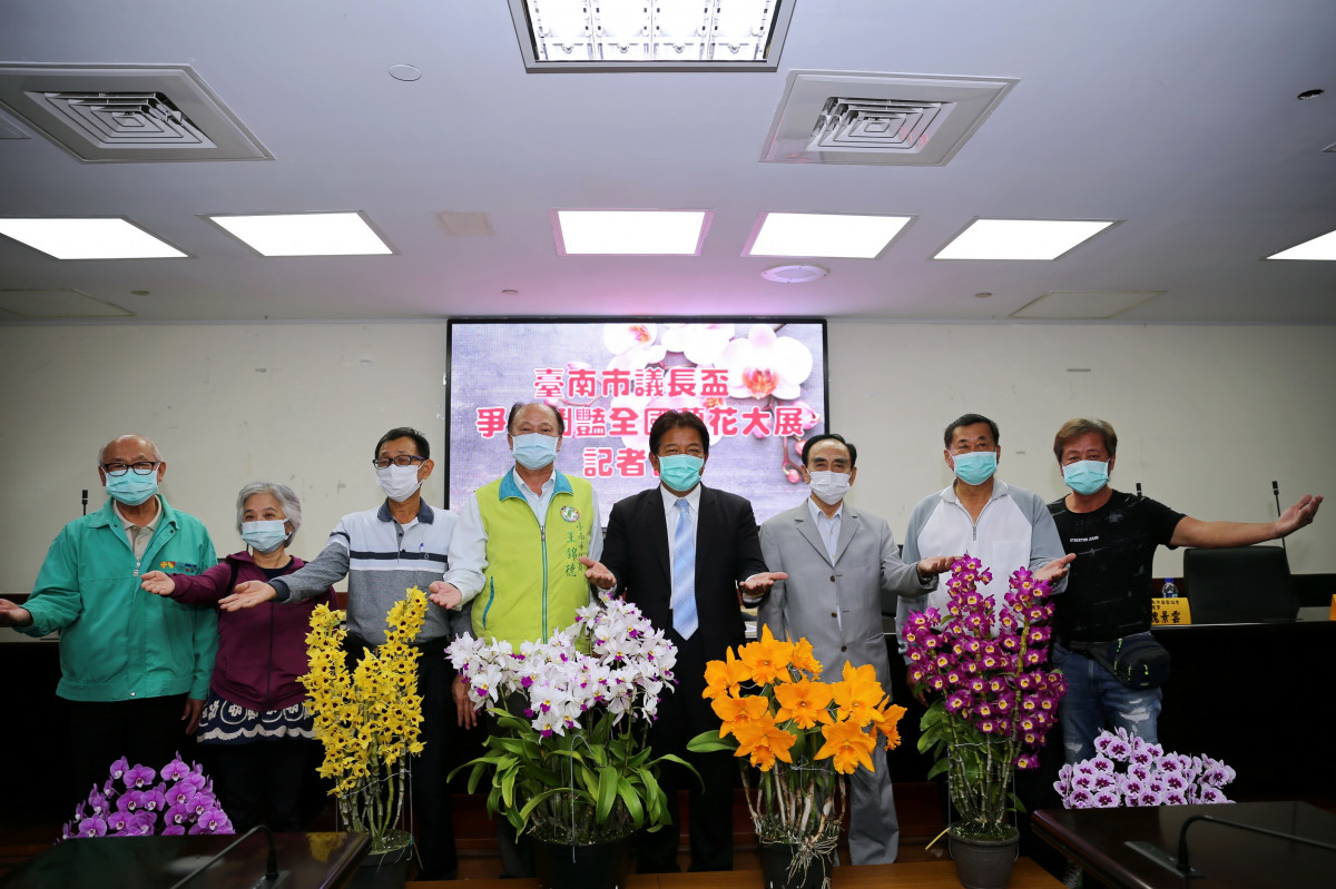 台南市議長郭信良(中),台南市議員王錦德(左四),邀請民眾 4月1日到4月5日來會賞花。