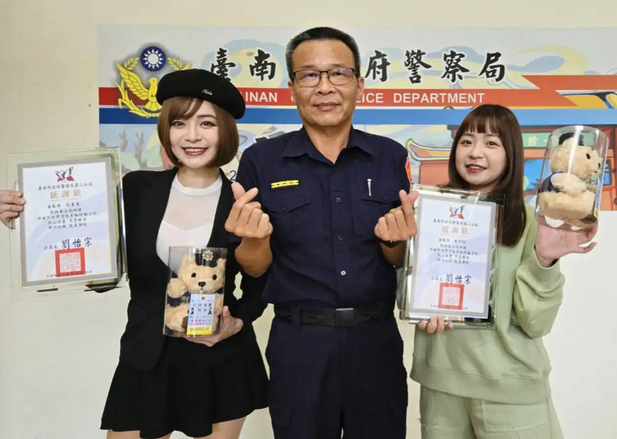  「雪乳戰神」郭鬼鬼(左)及親子網紅「怡伶10」(右)共同擔任台南市警察局第二分局防詐大使。(圖/台南市警察局第二分局提供)