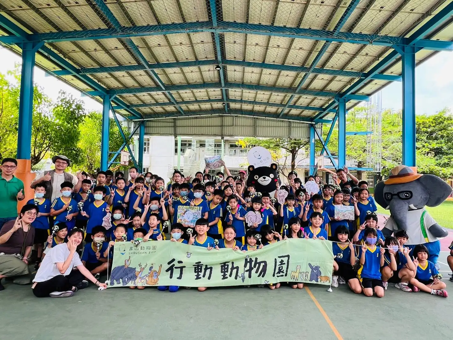 壽山動物園為推廣動物保育觀念，五月份主動出擊，前往北高雄阿蓮、路竹、彌陀等地區六所國小辦理「行動動物園」。（記者吳文欽攝）