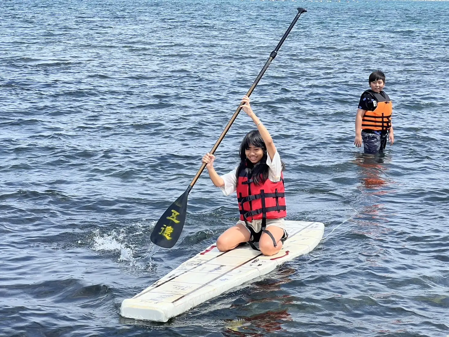 SUP不僅培養了學生們的動手能力和創造力，還讓孩子們長時間接觸自然環境，回歸土地和大海的懷抱。(圖/張振興 翻攝)