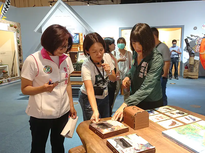 高雄市議會教育委員會到國立科學工藝博物館參觀莫拉克風災紀念館、認識水資源及行動教。(記者吳文欽攝)