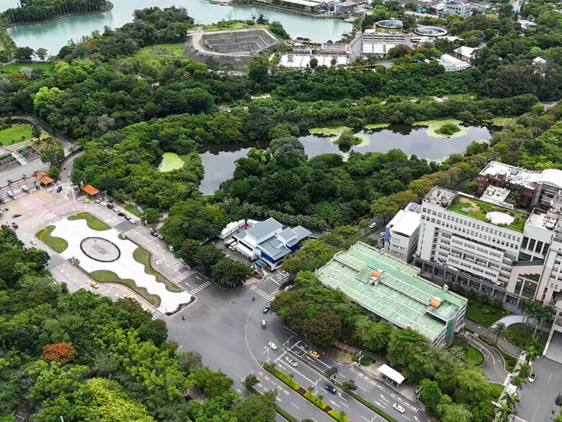 觀光局以觀光署核定經費一千五百萬元，完成鳥松濕地人行步道更新及澄清湖大門入口廣場整建，透過減量設計，打造低碳永續、友善的旅遊環境。（記者吳文欽攝）