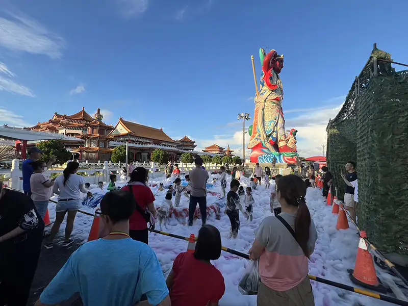 鹿耳門聖母廟新開幕的廟徽公園供小朋友玩水消暑(圖/台南市政府提供)