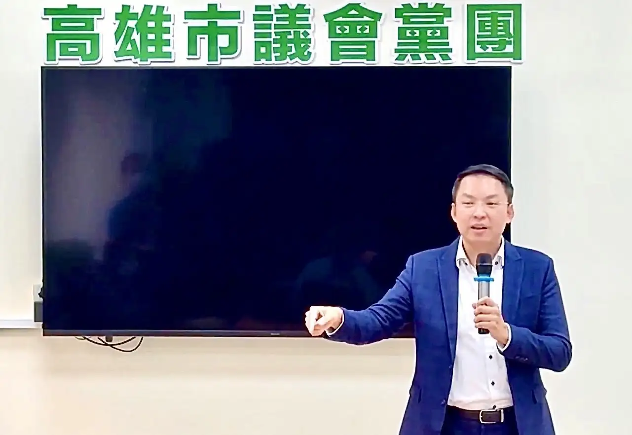 民進黨高雄市黨部主委黃文益強調,去年車禍事件,民進黨絕對沒有甩鍋,該負的責任絕對負責到底。(記者吳文欽攝)
