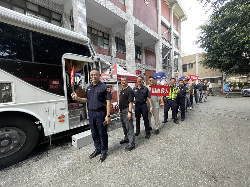 水上分局分局長曾冠螢(左一)率同仁挽袖捐熱血。（圖/水上分局提供）