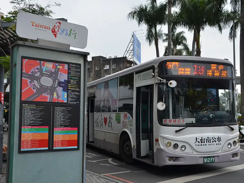 交通局順勢推動市區公車路網重整規劃,將原府城核心地區的路網,分為都會公車、生活公車、厝邊公車。(圖/台南市政府 交通局提供)