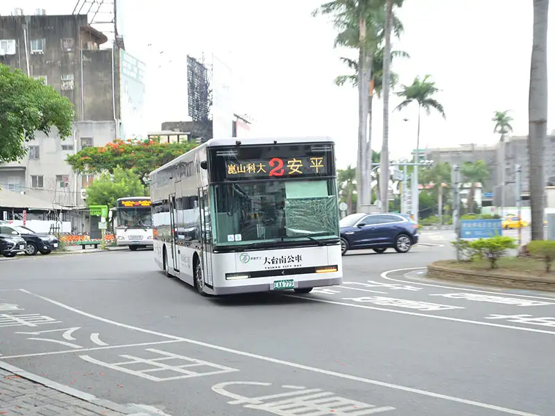 臺南市政府交通局啟動市區公車路網重整,透過路線分級、加密班次及新闢路線三支箭。(圖/台南市政府 交通局提供)